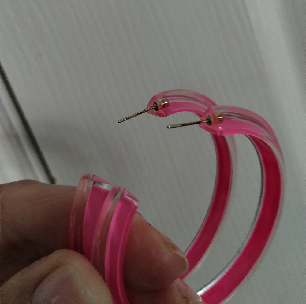 Alison Lou Lucite Jelly Pink Hoop Earrings Medium - Picture 4 of 10